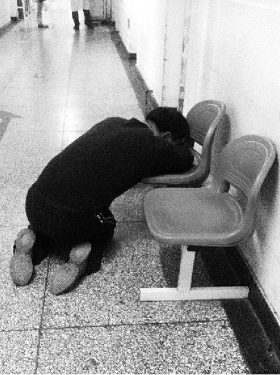 罐車(chē)將電動(dòng)車(chē)剮倒 14歲女孩被拖拽10米致死