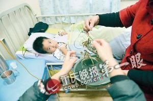 7歲男童肝癌晚期 稱盼醫生捉出肚中“蟲子”