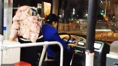 公交女司機(jī)因母親突患病開(kāi)車(chē)打電話(huà)遭罰停駕一月