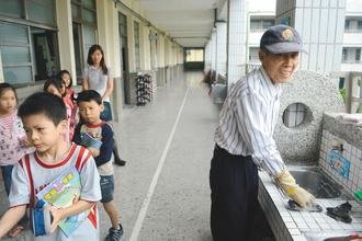 臺南阿公義務刷小學洗手臺12年孫子稱很光榮