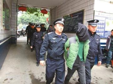 親友組團扮警察武裝“執法” 個子太矮被拆穿
