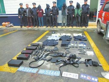 親友組團扮警察武裝“執法” 個子太矮被拆穿