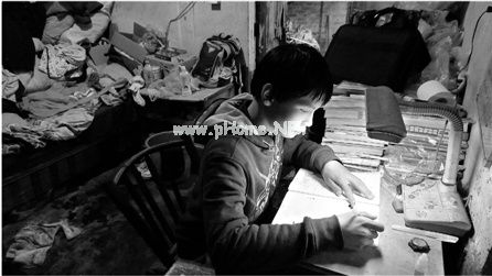 15歲少年母親出走父親去世養鴨子當小伙伴(圖)