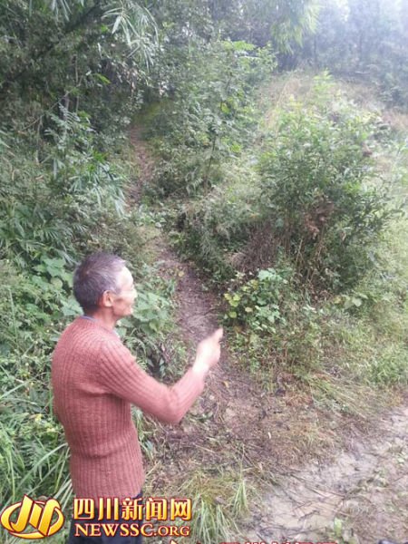 李大爺向記者指出摩托車停放地點