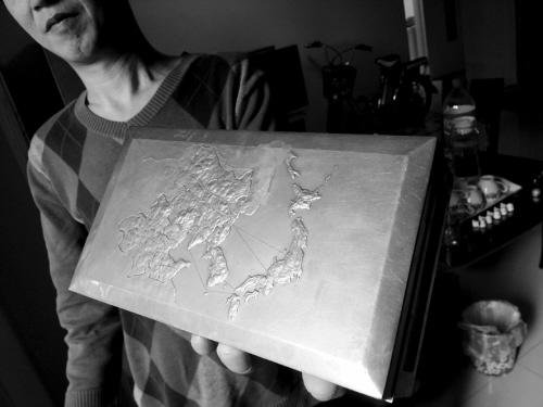 男子家藏銀盒上現“日本野心地圖”東三省被畫入