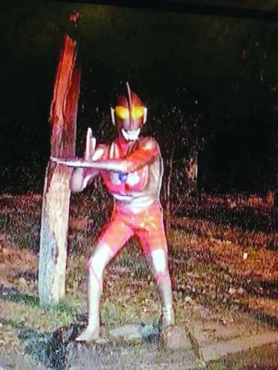 “奧特曼”被丟棄林中。