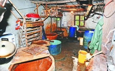 無證豆腐作坊內衛生環境十分惡劣。記者何曉剛 攝