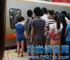 擠的不是地鐵,是寂寞。關于擠地鐵的日常。