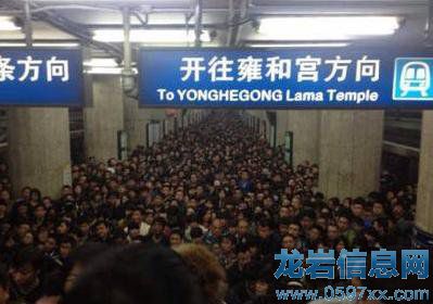 擠的不是地鐵,是寂寞。關于擠地鐵的日常。