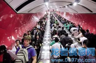 擠的不是地鐵,是寂寞。關于擠地鐵的日常。