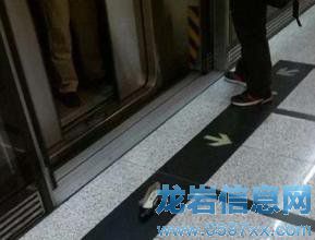 擠的不是地鐵,是寂寞。關于擠地鐵的日常。