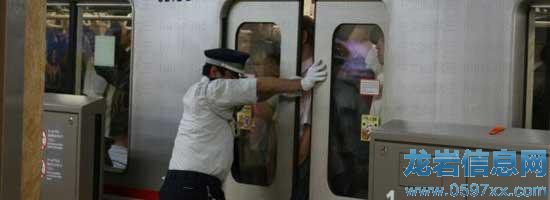 擠的不是地鐵,是寂寞。關于擠地鐵的日常。