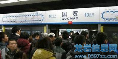 擠的不是地鐵,是寂寞。關于擠地鐵的日常。