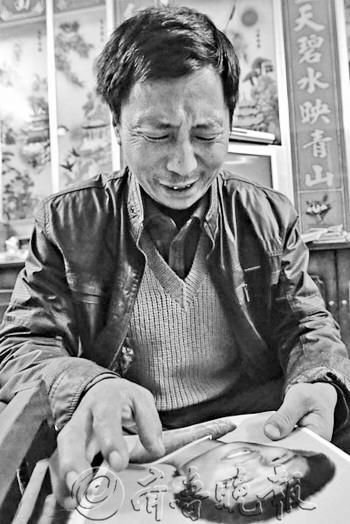 云旭陽的父親拿著兒子的遺照泣不成聲。(資料圖)