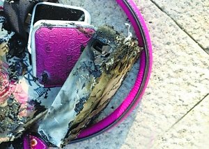 女子上班途中充電寶自燃致挎包被燒毀