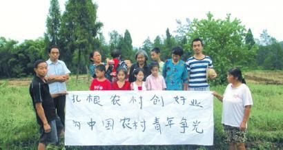 董立平(拿草帽者)在展示他的夢想。