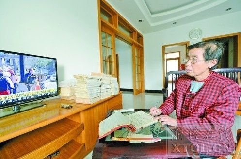 六旬老人連續11年看電視做筆記 筆記重27公斤