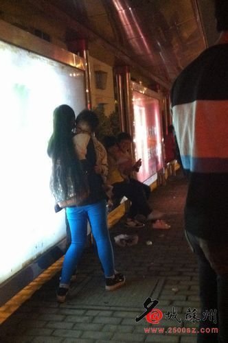 小學生公交站臺跪地求愛摟抱 同學鼓掌祝賀(圖)