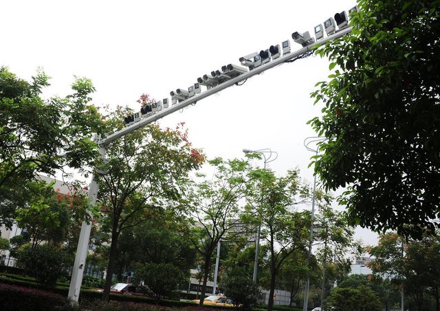 北京上海多個路口現“葡萄架”密集攝像頭