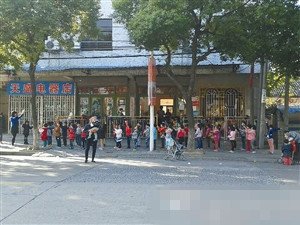 浙江一幼兒園人行道上做操 園長稱展示風(fēng)采