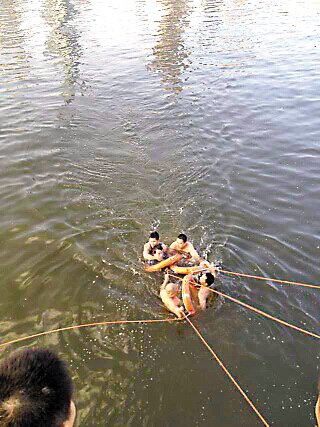 男子因感情受挫跳江輕生 保安城管合力救人