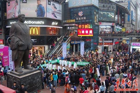 10名年輕女孩街頭戴防毒面具起舞:不做“塵慣吸”