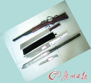 廣州一老板因多看黑幫頭目一眼遭砸店 損失數萬