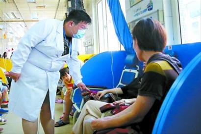 上海女醫(yī)生被病人刺傷后看心理醫(yī)生 同事買棍防身