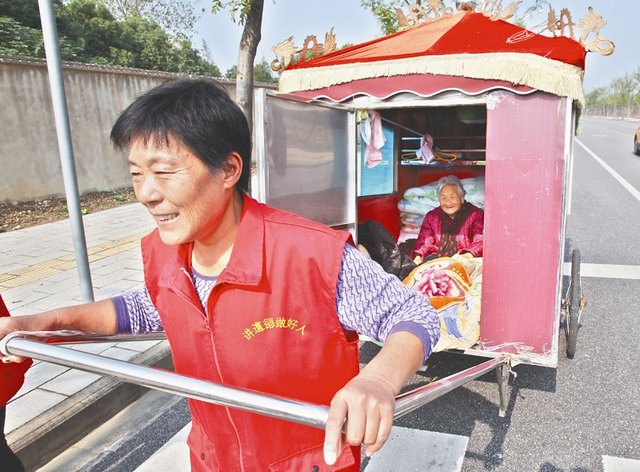 63歲女子拉9旬母親徒步游全國 家有6輛私家車