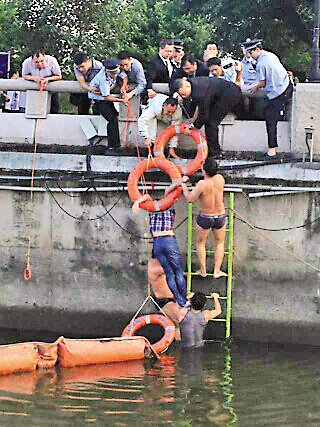 男子因感情受挫跳江輕生 保安城管合力救人