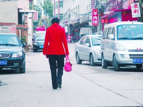 張敬敬走在從醫院到家的路上