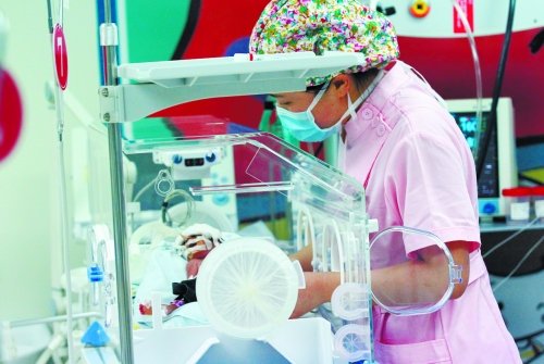 外地產婦鄭州街頭臨盆 產子后離開醫院拒要小孩