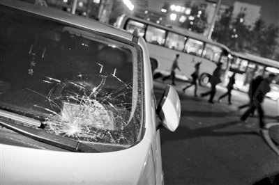 女子自稱情緒不好連砸六車出氣 被眾司機圍堵