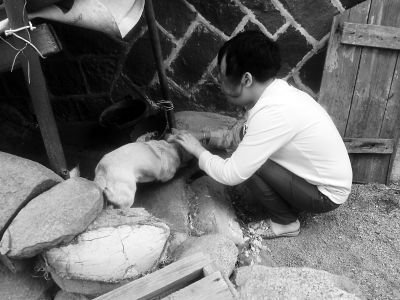 福建一少女被腫瘤包臉 17歲仍未上過(guò)學(xué)(圖)