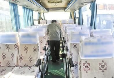 大巴車司機怕扣分拒停車 小伙內急拉在車上