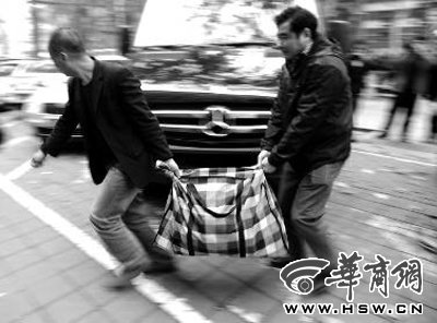 兩男子收到54萬賬款全為一元紙幣 重1140斤(圖)