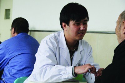 22歲男護(hù)士挨患者耳光不還手 網(wǎng)友齊安慰