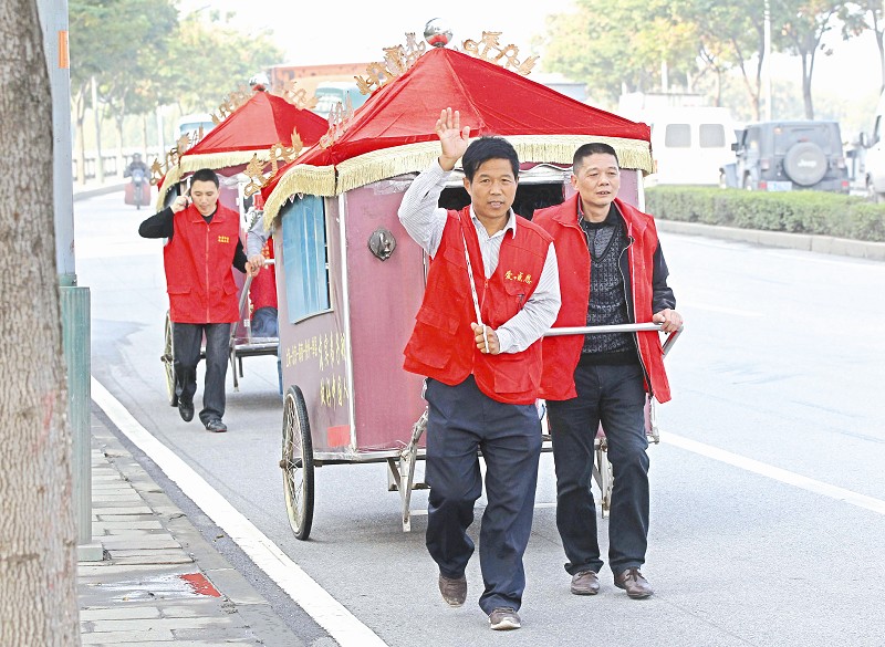 63歲女子拉9旬母親徒步游全國 家有6輛私家車