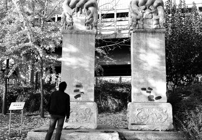 環衛工為遮小廣告誤傷文物 稱不遮會被罰錢