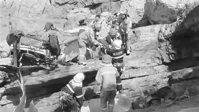 一家五口自駕游翻車墜崖 劫后余生尋找恩人