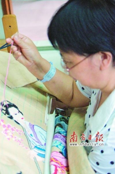 李光瓊一針一線精心制作十字繡