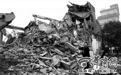 居民出門吃夜宵房子被強拆 生活用品被壓廢墟下