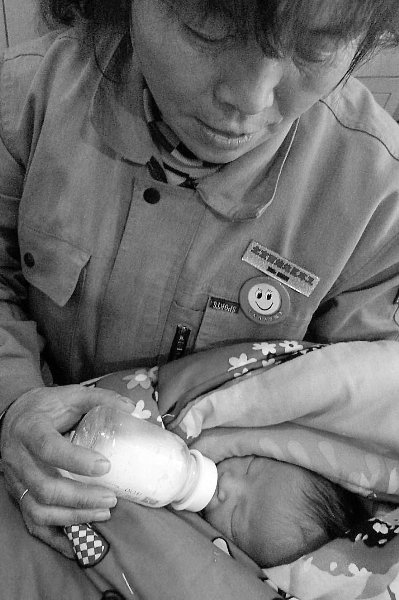 男嬰疑因耳部畸形被遺棄廁所 保潔員當(dāng)臨時媽媽