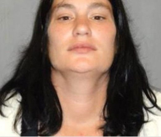 因?yàn)槟杏巡豢铣喳湲?dāng)勞,克莉絲朵憤而開車輾過他3次。