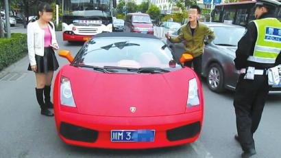 蘭博基尼兩沖交警關卡 車主狂言找領導