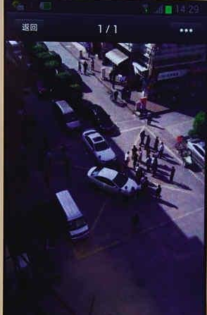 5歲女童被壓車輪下 街坊抬車救人并闖紅燈送醫(yī)