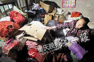 重慶一名七旬老太為照顧養育棄嬰 拾荒16年