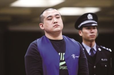 司機駕車追逐撞死路旁環(huán)衛(wèi)工 當庭否認檢方指控