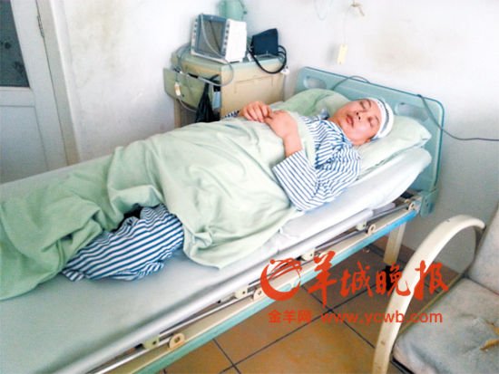被打醫生徐寶章躺在病床上