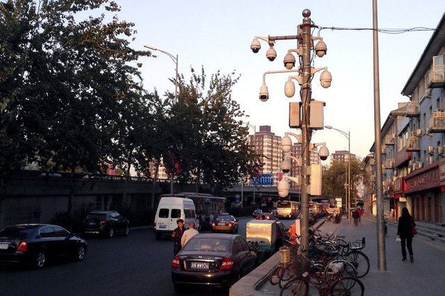 北京上海多個路口現“葡萄架”密集攝像頭